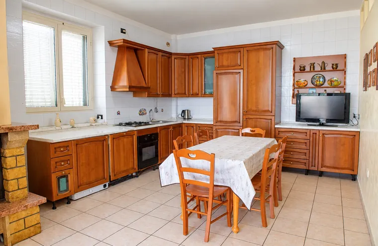 La cucina con il tavolo da pranzo