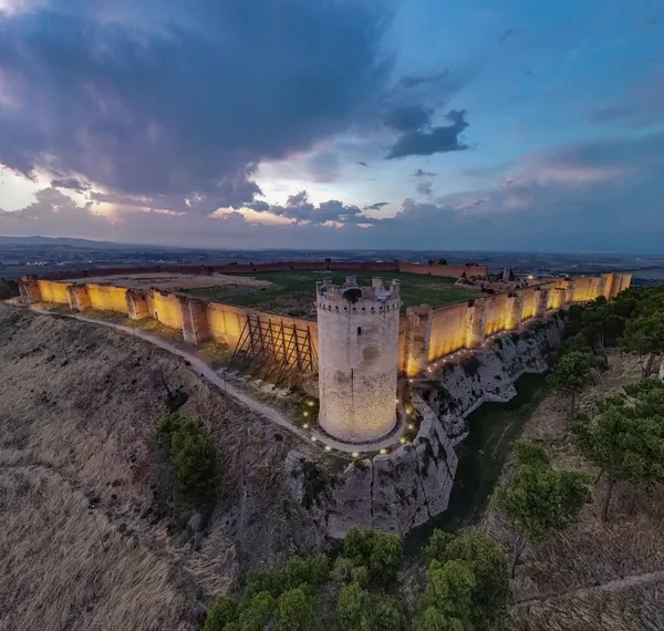 La Fortezza Svevo-Angioina dall'alto, con le mura illuminate
