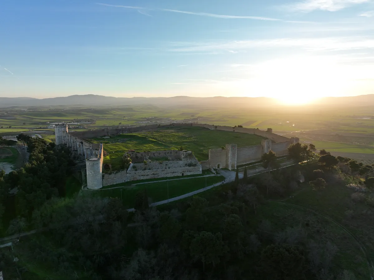 La Fortezza Svevo-Angioina di Lucera al tramonto, con il Tavoliere e i Monti Dauni