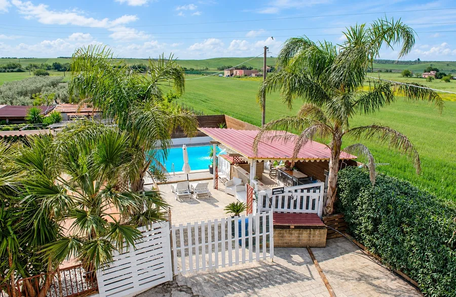 La piscina di Villa Lucia vista dall'alto, tra le palme