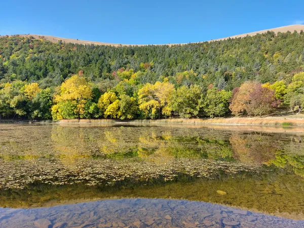 Il Lago Pescara di Biccari in autunno, sotto il Monte Cornacchia